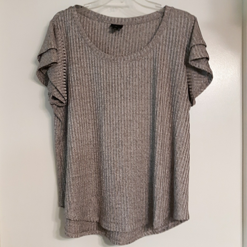 SHIMMERING RIBBED PLATINUM TOP WITH RUFFLE SLEEVES